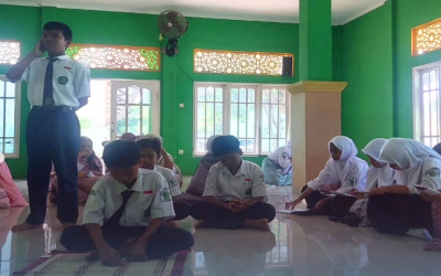 Siswa Kelas 7 MTs N 4 Bogor Praktek Mengumandangkan Adzan